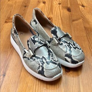 Aquatalia Gray and Black Loafers Stylish Flats